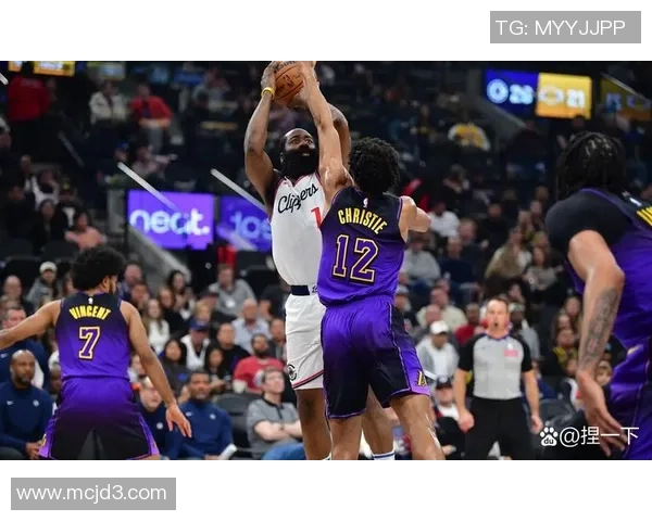 快船与爵士激战正酣腾讯直播全程带你领略精彩瞬间 快船与爵士激战正酣腾讯直播全程带你领略精彩瞬间